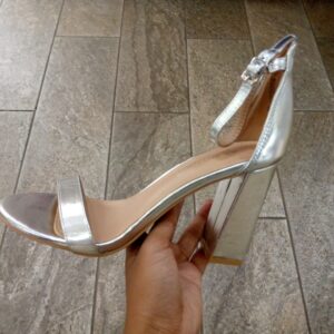 Sandale a talon carre