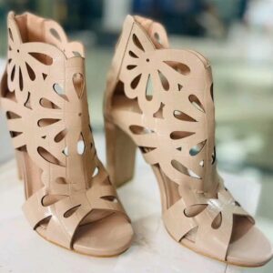 Sandale a talon style bottine