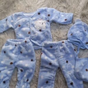 Ensemble bleu à pois